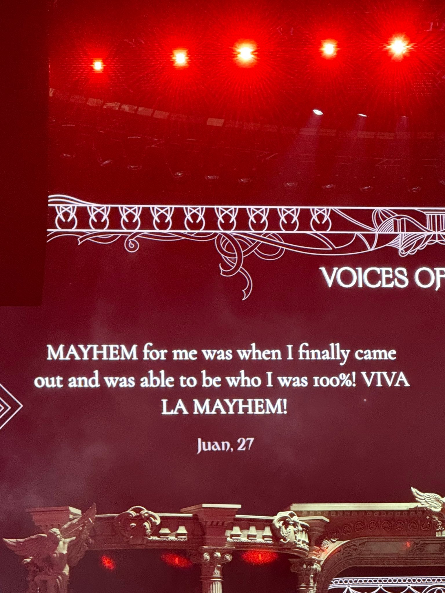 Mayhem stories displayed at the screen before the show through a QR-code link